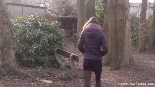 Aranyos csaj mohón szívja a barátja kemény farkát a parkban - Homegrown Video exkluzív amatőr felvétel