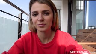 Mary Kalisy szőke tini otthon nyelvével és puncijával kényezteti a farkat