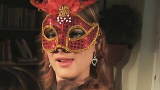 Három tini lány bugyiban és melltartóban egymást nyalja majd vadul megdugják őket