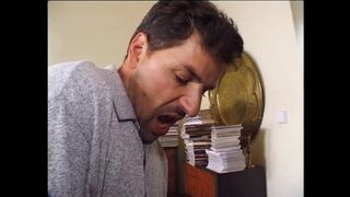 Amatőr milf seggét mélyen és keményen megdolgozza egy vastag farok, aztán a szájába spriccel a forró gecivel