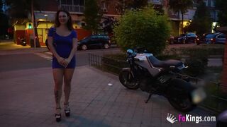 FaKings bemutatja: Serezade Monroe első, forró anális felfedezése a fiatal latin tini csajjal