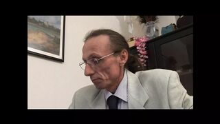 Vörös nagymama hatalmas farkat nyel el mélytorokkal a kamerában