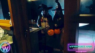Feleségem és a legjobb barátnője meglepnek engem a Halloween éjszakán – hármasban a kanapén