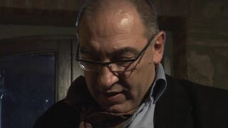 Szőke tini ajkakkal becézi a vastag farkat és mohón nyeldeszi a forró magot, miközben a barna barátnője élvezettel veszi ugyanazt a klasszikus darabot a fenekébe.