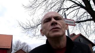 Dús idomú szőke milf vad nyalakodással és forró hátsó játékkal a kanapén
